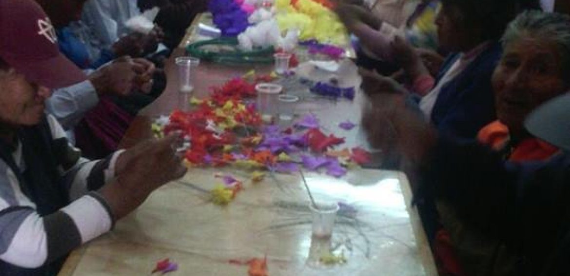 Adultos Mayores del Distrito de Torata elaboran coronas florales