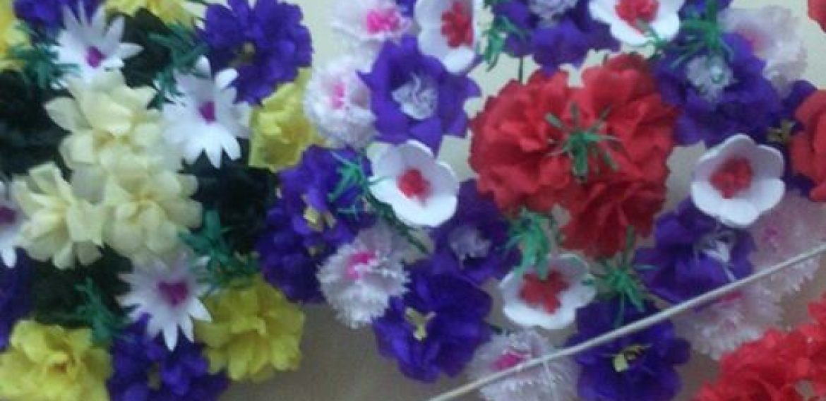 Adultos Mayores del Distrito de Torata elaboran coronas florales