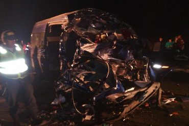 Video impactante del Choque Frontal entre un camión y una minivan en Ilo