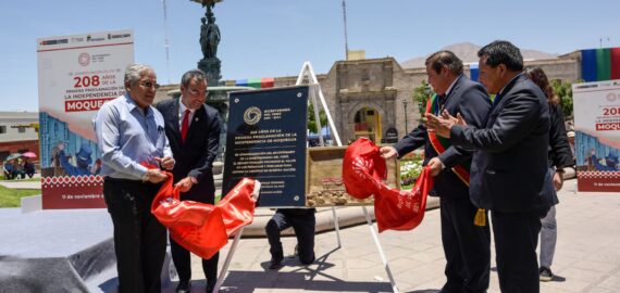 Proyecto Especial Bicentenario entregó a Moquegua escultura y placa por 208 años de su primera proclamación de independencia